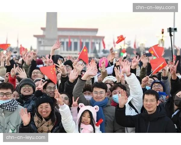 特写:升国旗奏国歌仪式上,冠军眼角的泪光与看台上挥舞的国旗 特写:升国旗奏国歌仪式上,冠军眼角的泪光与看台上挥舞的国旗